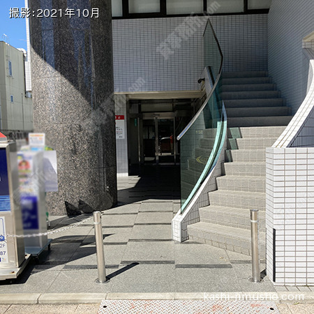 ビル入口前面