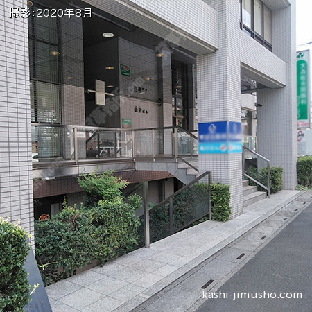 ビル入口前 ビル入口前