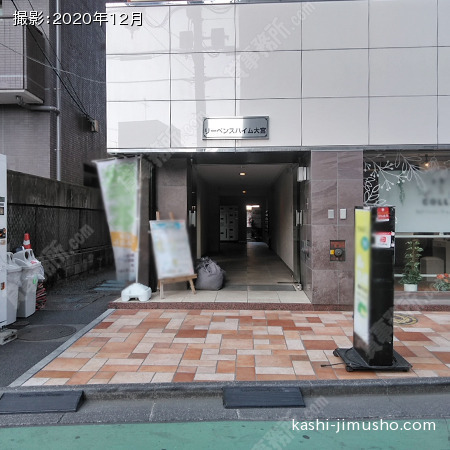 ビル入口前