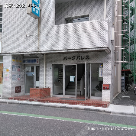 建物入口前面