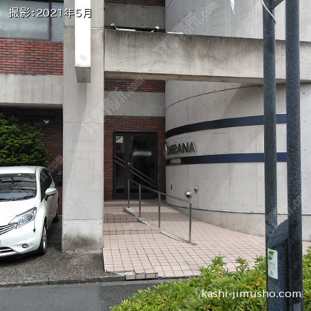 ビル入口前面
