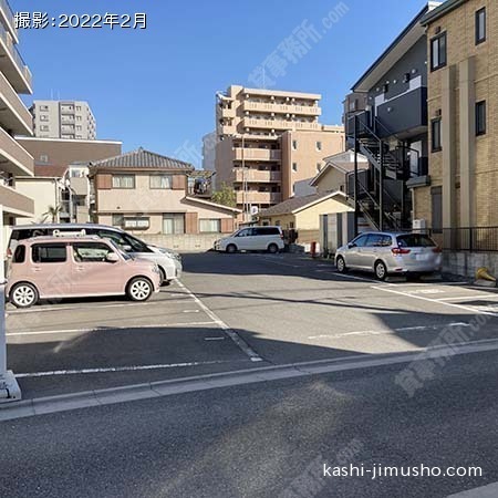 ビル前：月極駐車場