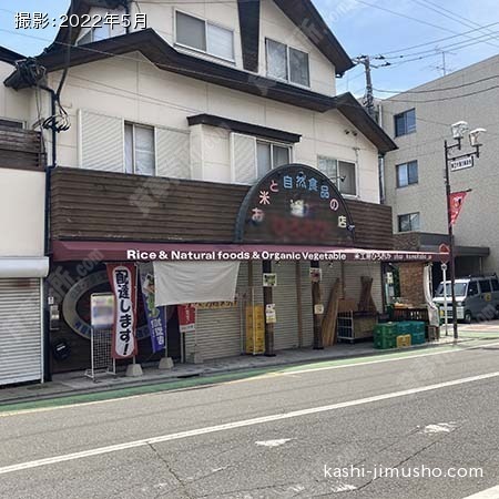 ビル前の店舗