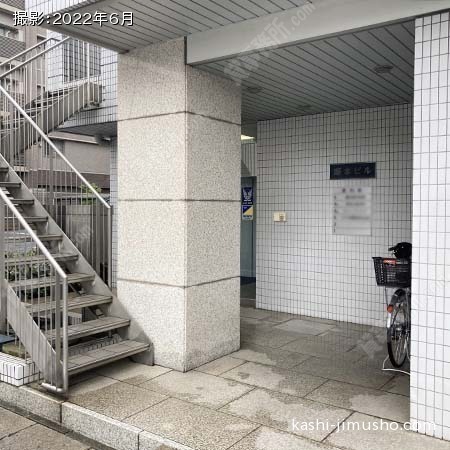 ビル入口前面