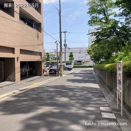 前面道路(ビル裏手）