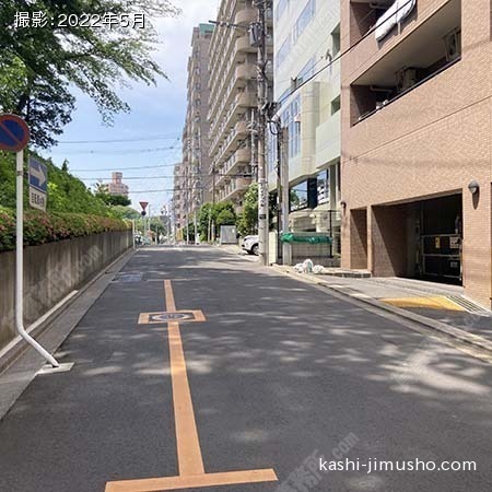 前面道路(ビル裏手）