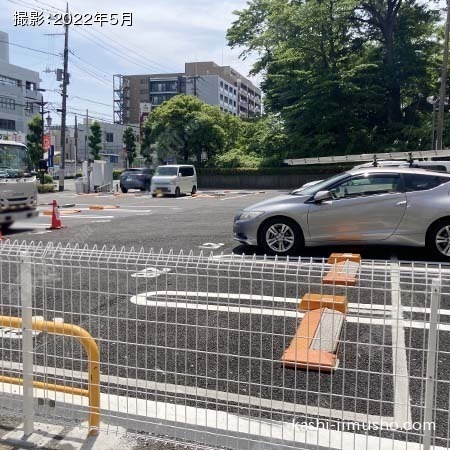 ビル隣：時間貸し駐車場