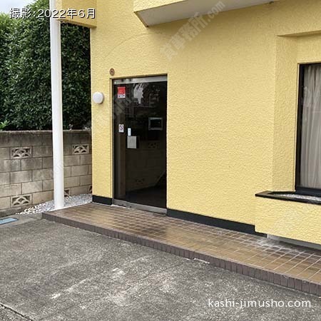 ビル入口前 ビル入口前