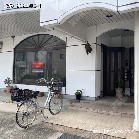ビル入口前面