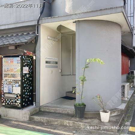 ビル入口前 ビル入口前