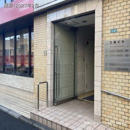 ビル入口前