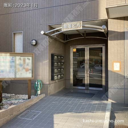 ビル入口前