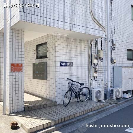建物入口前面