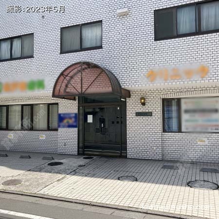 建物入口前面