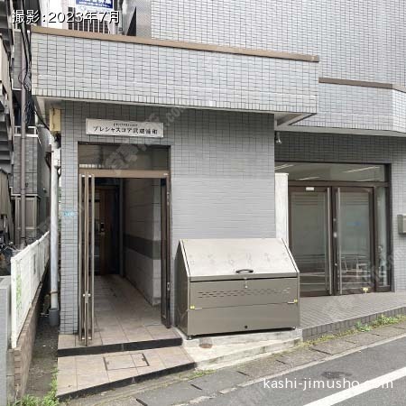 ビル入口前面