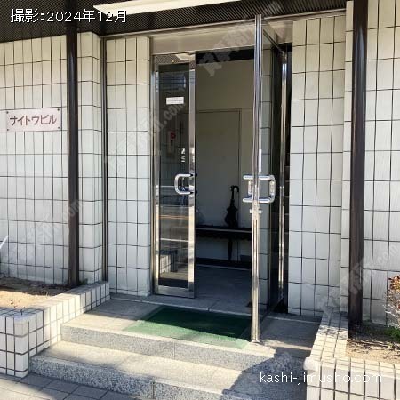 ビル入口前面