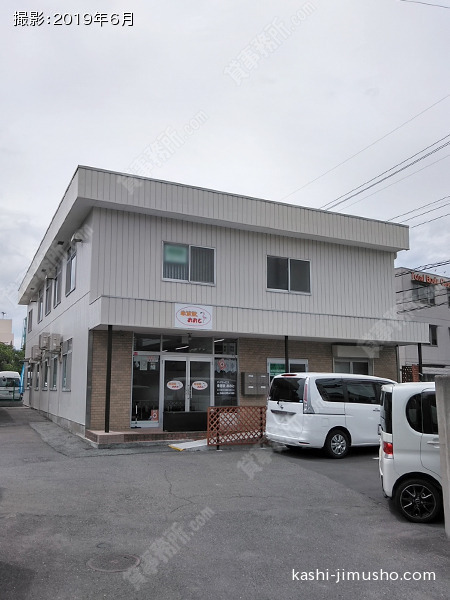 丸販ビルの外観