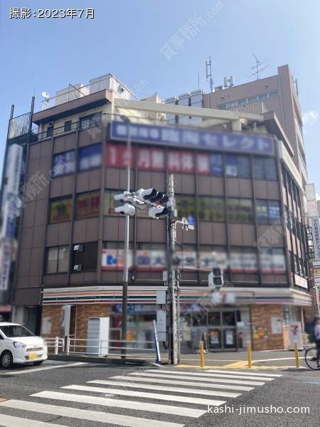 三飯ビルの外観