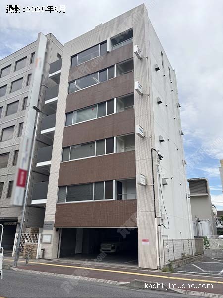 プラスビルの外観